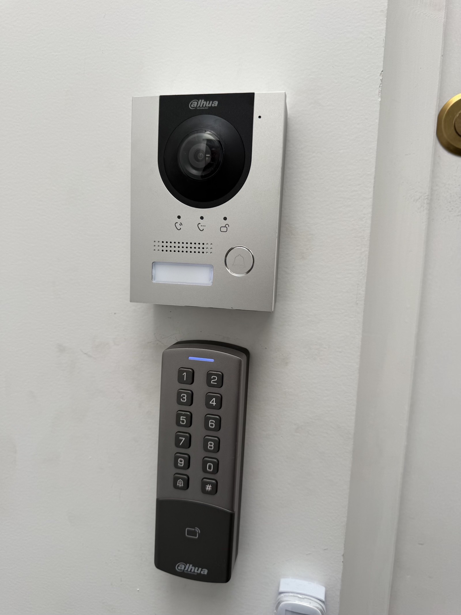 Lecteur de badge RFID installé à l'entrée d'une entreprise à Méru (60)
