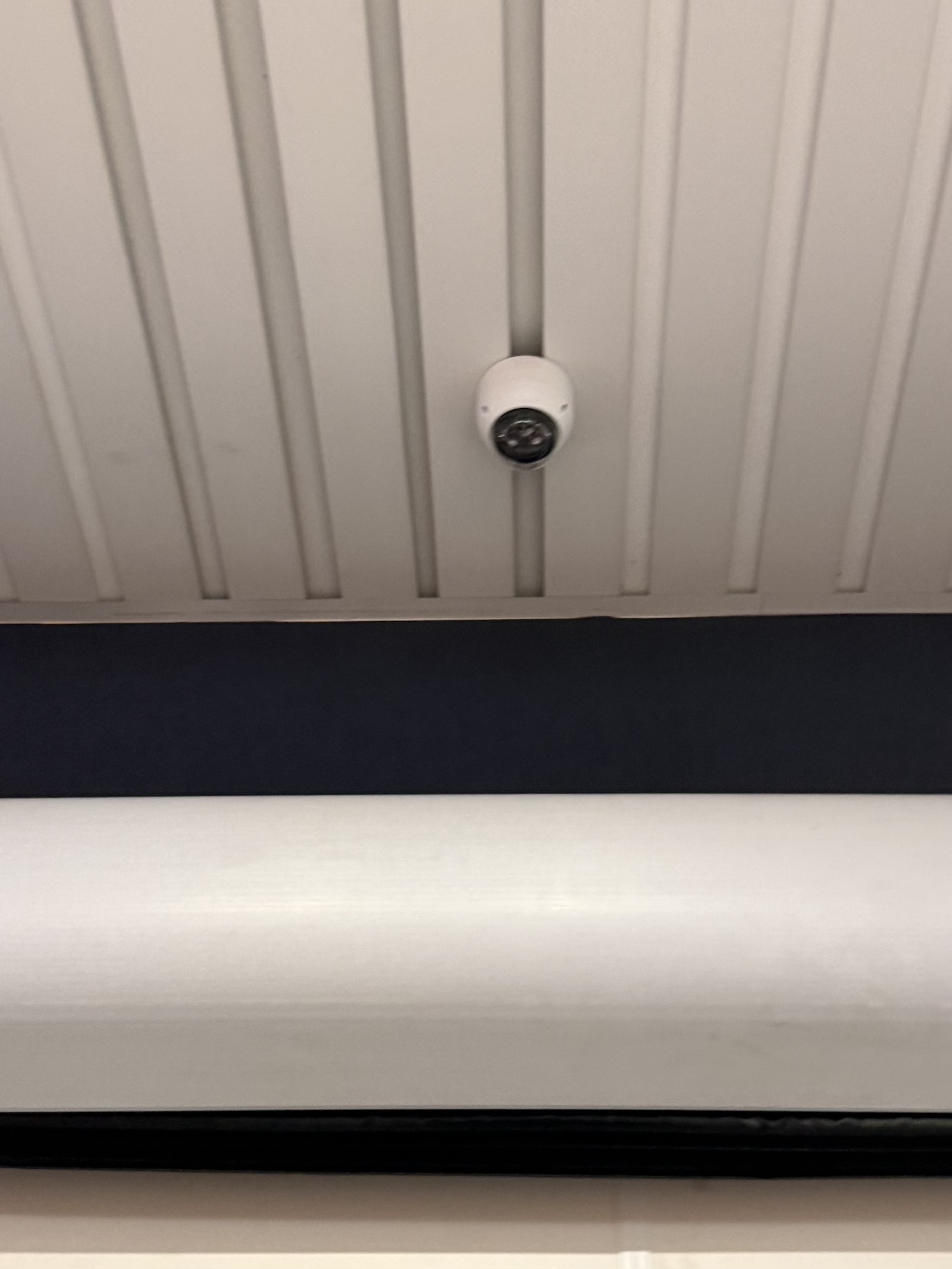 Caméra de vidéosurveillance HD installée en façade d'un commerce à Clermont (60)